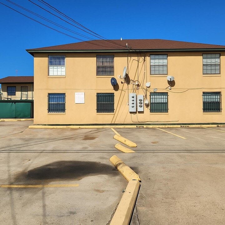 2704 E Kearney St in Laredo, TX - Building Photo