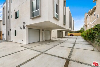 10742 Hortense St in Los Angeles, CA - Building Photo - Building Photo