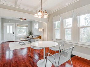 5525 NE Everett St in Portland, OR - Foto de edificio - Building Photo