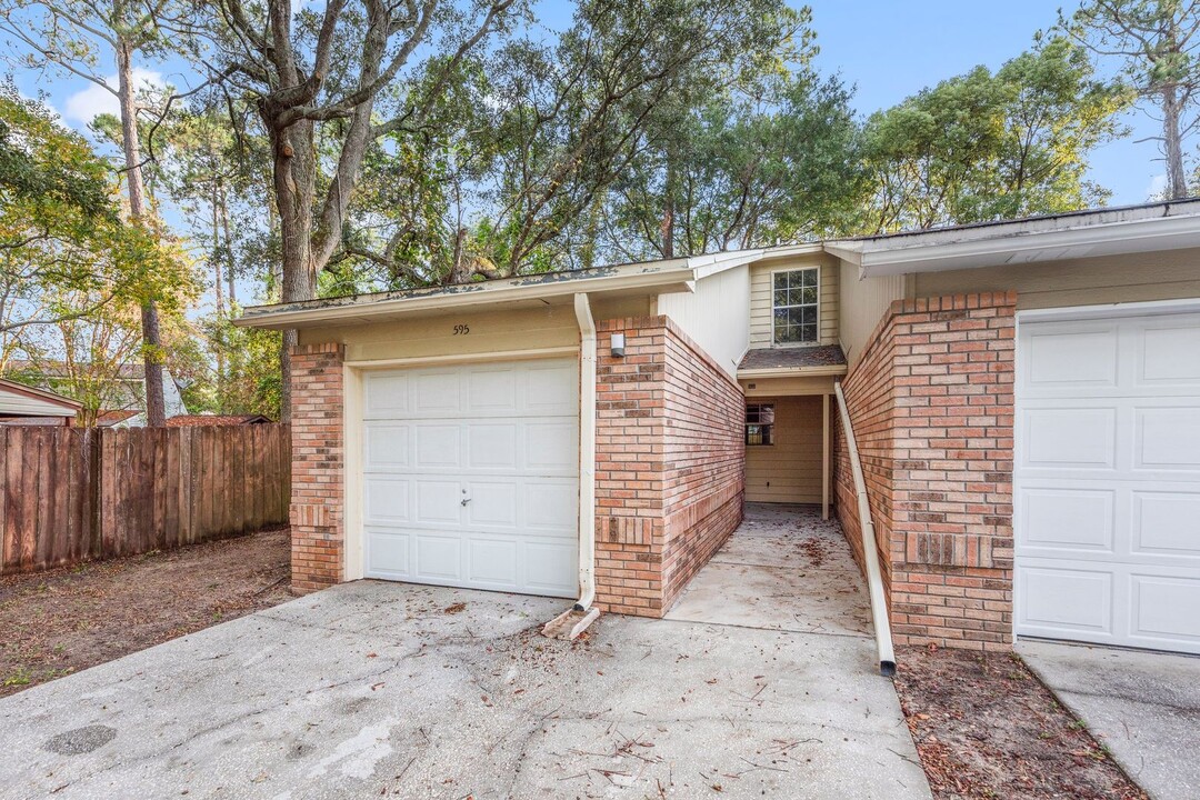 595 Emerald Ln in Fort Walton Beach, FL - Building Photo