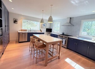 323 Division St in Sag Harbor, NY - Building Photo - Building Photo