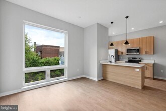 308 W Chelten Ave in Philadelphia, PA - Foto de edificio - Building Photo