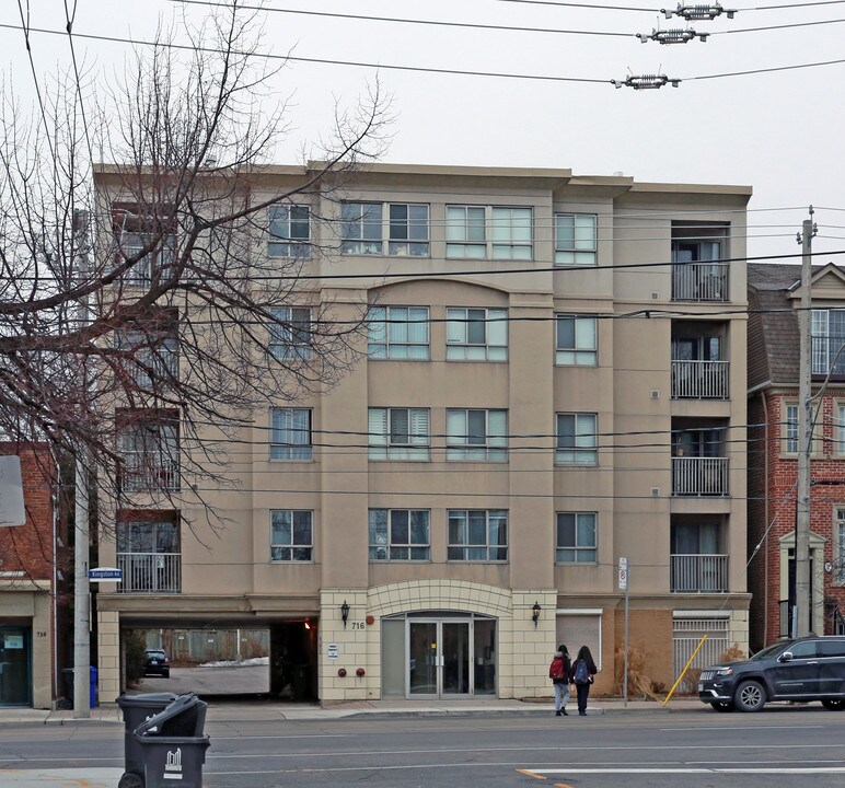 716 Kingston Rd in Toronto, ON - Building Photo