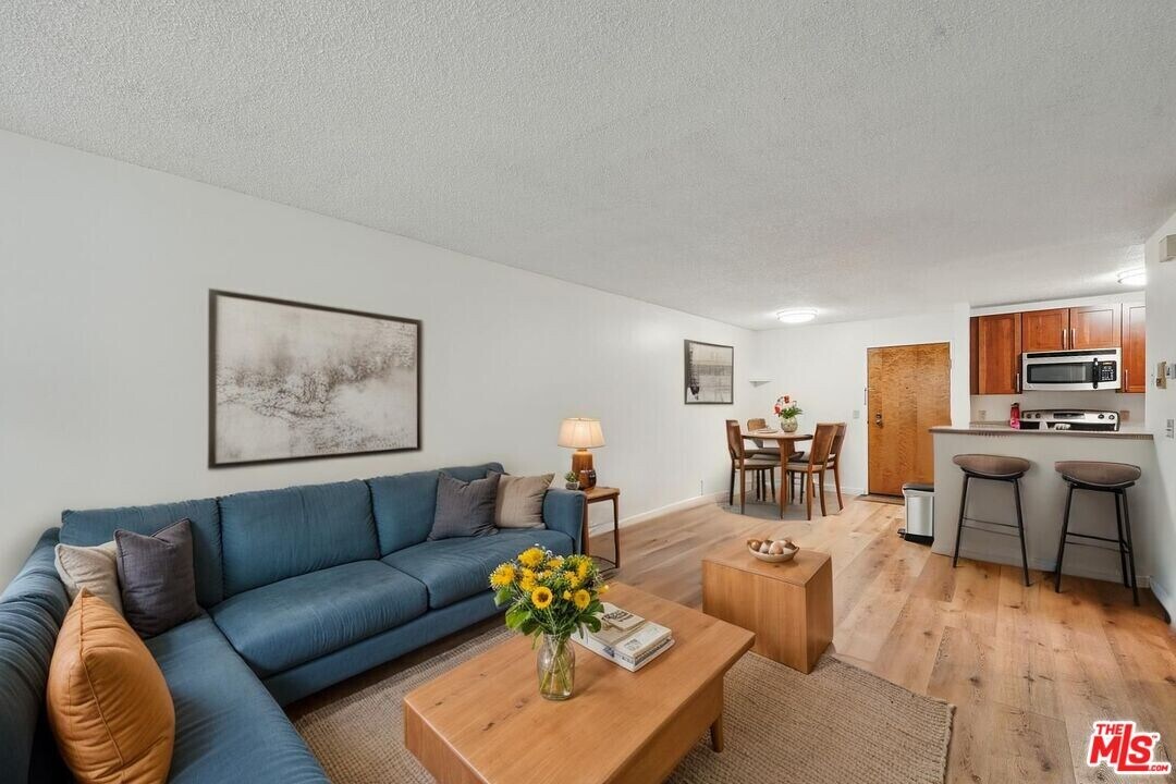 4295 Vía Arbolada in Los Angeles, CA - Building Photo