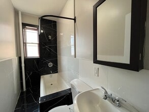 104 Belmont Ave, Unit 3A in Jersey City, NJ - Foto de edificio - Building Photo