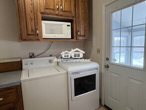 16 West Rd in Circle Pines, MN - Foto de edificio - Building Photo