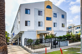 411 N Kenmore Ave in Los Angeles, CA - Building Photo - Building Photo