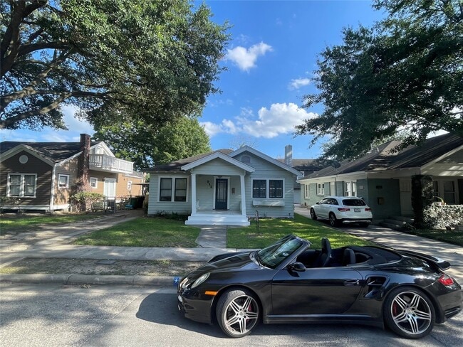 property at 912 W Melwood St