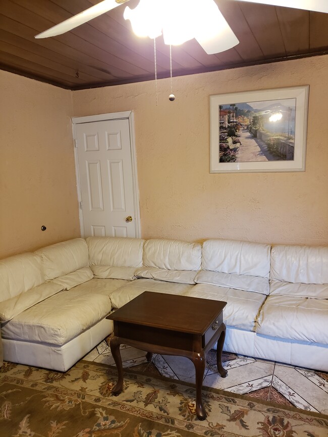 827 Briggs St in West Palm Beach, FL - Foto de edificio - Building Photo