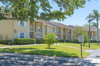 Tiffany Lake Condos in Dunedin, FL - Foto de edificio - Building Photo