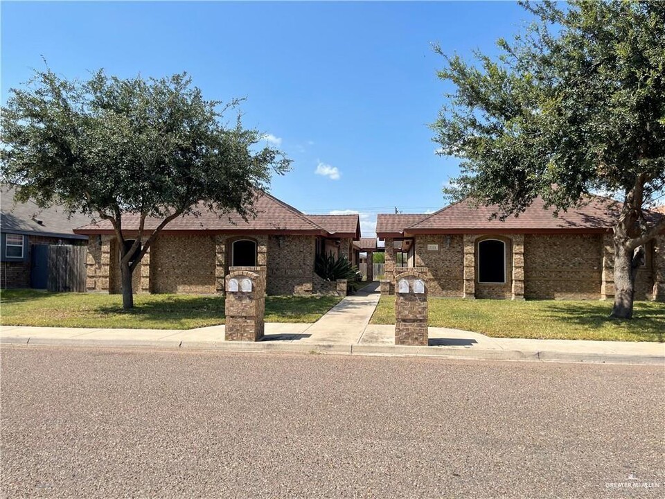 2321 W Candlelight Ln-Unit -3 in Edinburg, TX - Building Photo