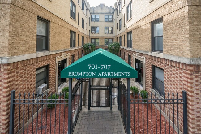 701 W Brompton in Chicago, IL - Building Photo - Building Photo