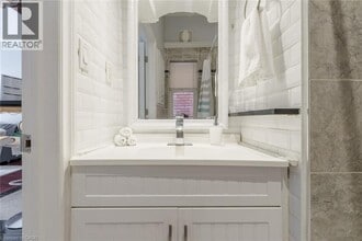 7 Hess St N in Hamilton, ON - Building Photo - Building Photo