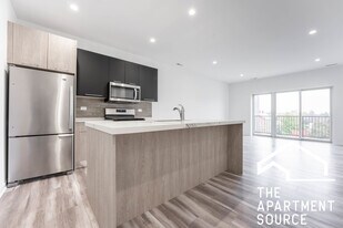 2533 W Fullerton Ave in Chicago, IL - Building Photo