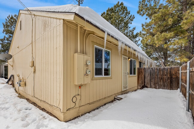 1220 S Lone Tree Rd, Unit B in Flagstaff, AZ - Building Photo - Building Photo