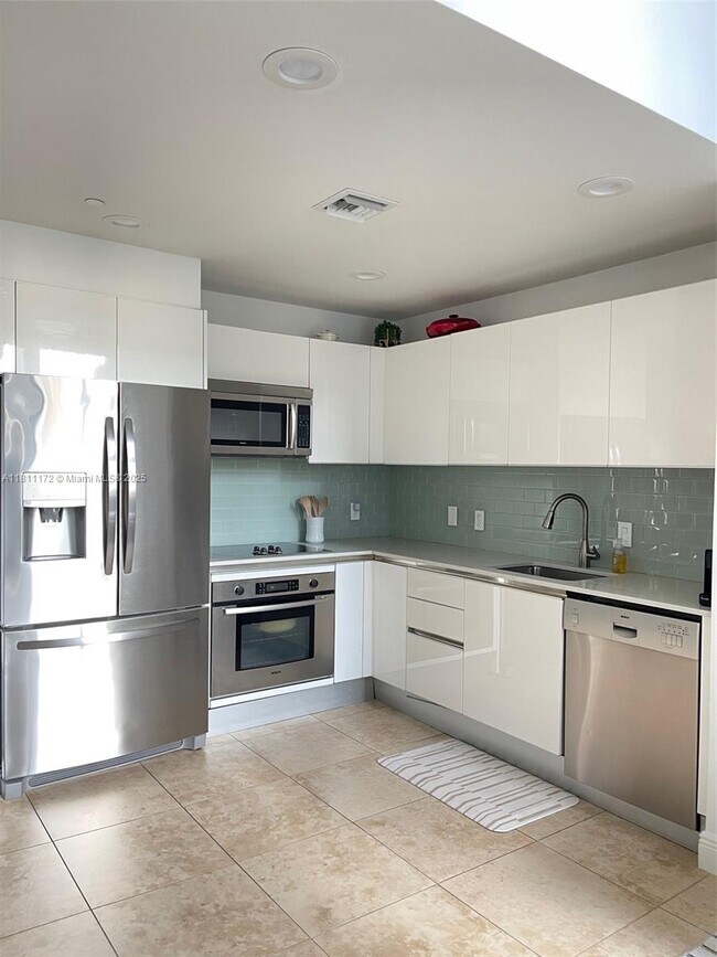 1050 Brickell Ave, Unit 410 in Miami, FL - Building Photo - Building Photo