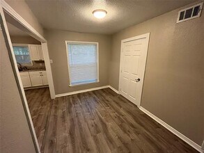 2508 Tisinger Ave in Dallas, TX - Building Photo - Building Photo