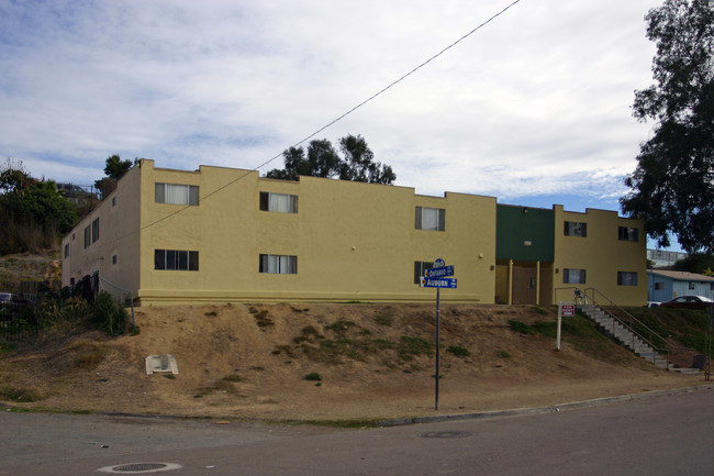 5014 Auburn Dr in San Diego, CA - Foto de edificio - Building Photo