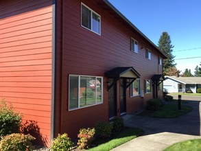 Lincoln Court Apartments in Fairview, OR - Building Photo - Building Photo