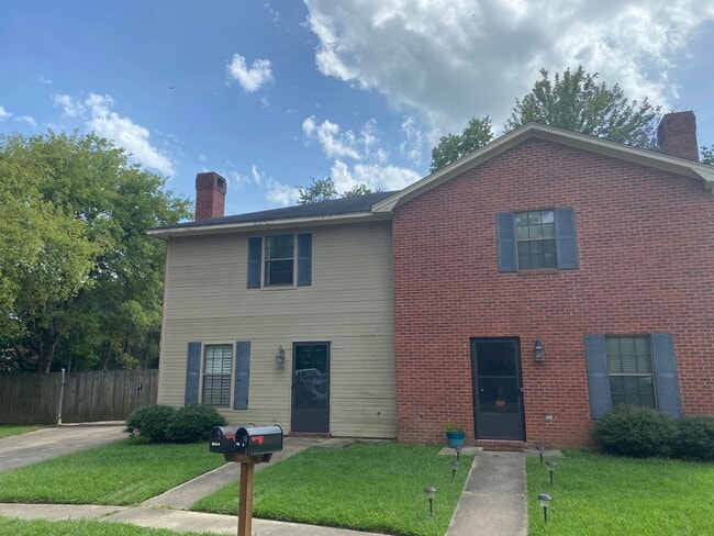 property at 814 Sussex Pl