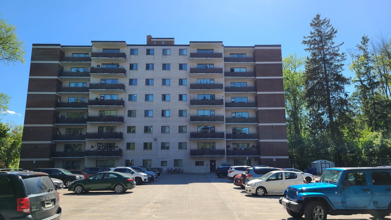 37 Peel St, Unit 806 in Barrie, ON - Building Photo