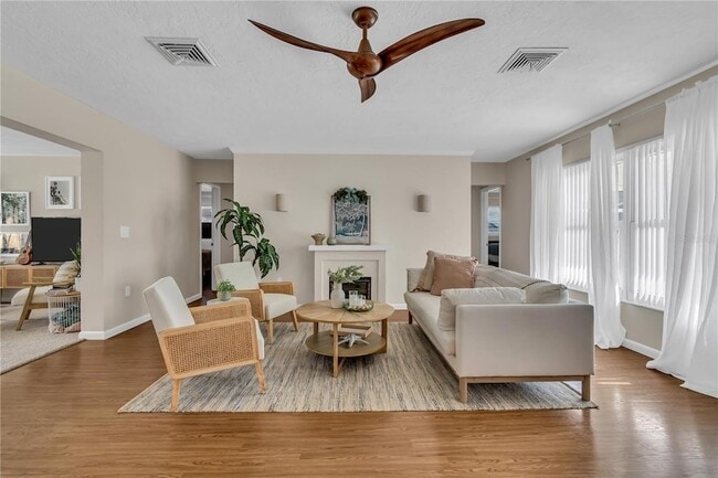 2449 Breakwater Cir in Sarasota, FL - Building Photo - Building Photo
