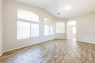 8328 S 48th Dr in Phoenix, AZ - Foto de edificio - Building Photo