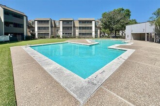 3075 Walnut Bend Ln in Houston, TX - Building Photo - Building Photo