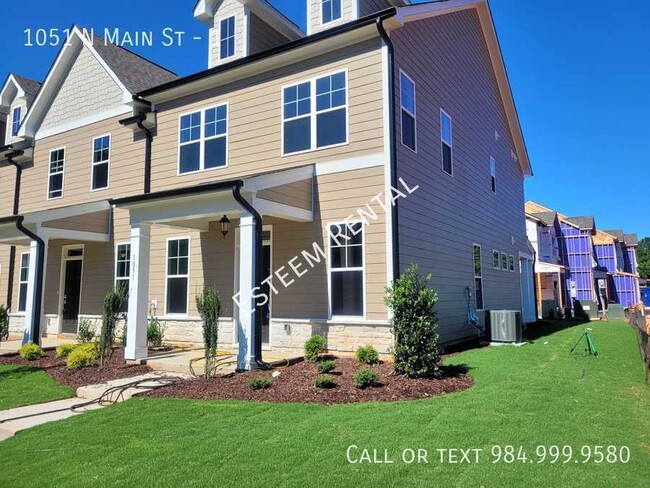 1051 N Main St in Wake Forest, NC - Foto de edificio - Building Photo