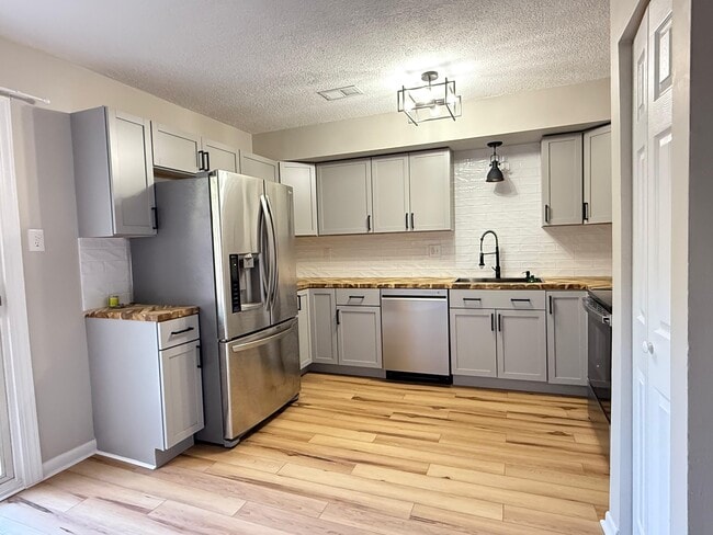 property at 1905 Walnut Ridge Dr