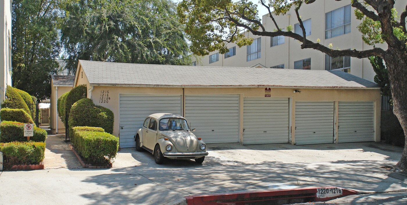 1216 N Flores St in West Hollywood, CA - Building Photo