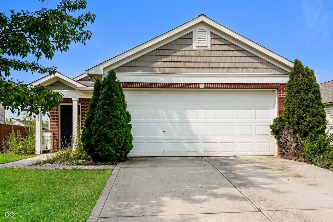 5620 Sweet River Dr in Indianapolis, IN - Building Photo