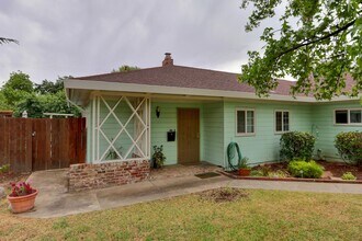 2424 Burgundy Way in Sacramento, CA - Building Photo - Building Photo
