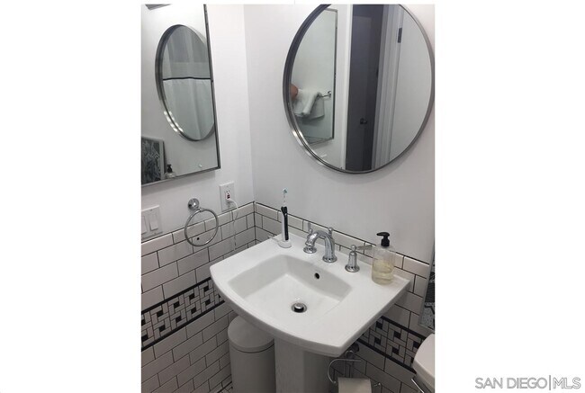 1645 Emerald St-Unit -2H in San Diego, CA - Building Photo - Building Photo