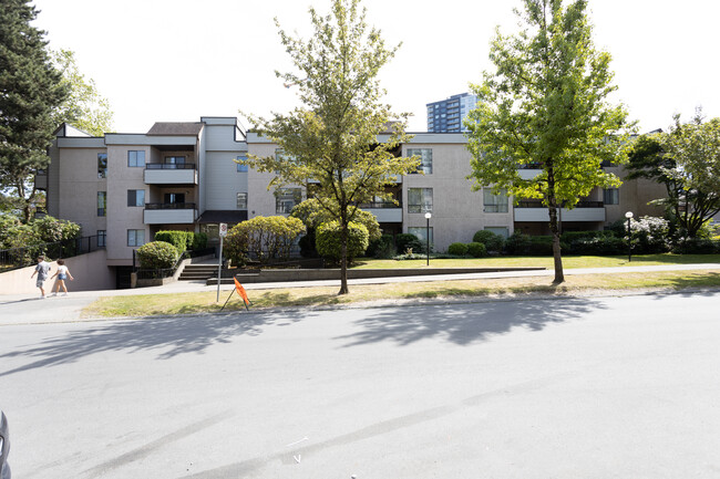 13344 102A Av in Surrey, BC - Building Photo - Building Photo