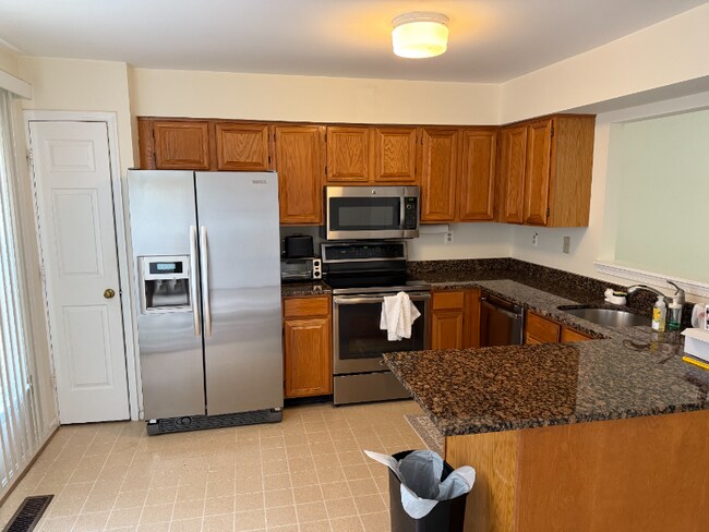 226 Lynn Manor Dr in Rockville, MD - Building Photo - Building Photo