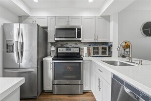 9340 Lagoon Pl in Davie, FL - Building Photo