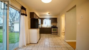 32 Vintage Crescent in St Catharines, ON - Building Photo