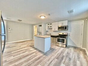 2424 W Iowa St in Chicago, IL - Building Photo - Building Photo