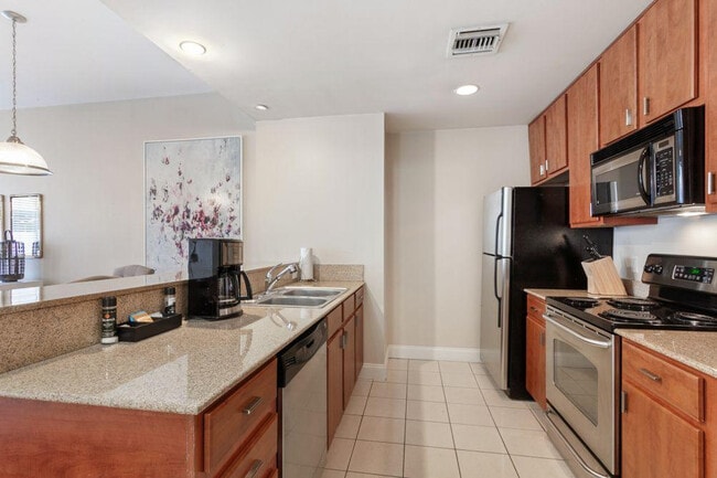925 Common St in New Orleans, LA - Building Photo - Building Photo