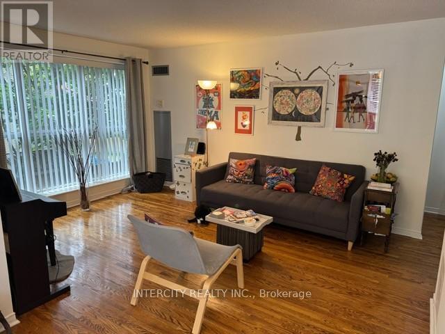 800-800 Sheppard Ave W in Toronto, ON - Building Photo - Building Photo