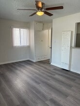 242 E Del Amo Blvd in Long Beach, CA - Building Photo - Building Photo