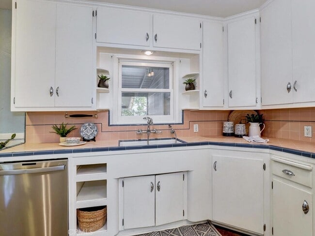 229 Jacaranda Pl in Fullerton, CA - Building Photo - Building Photo