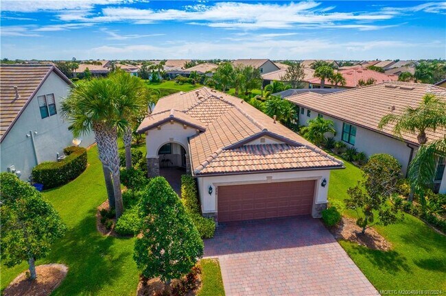 250 SE Courances Dr in Port St. Lucie, FL - Foto de edificio - Building Photo