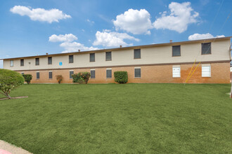 Southwest Apartments in Euless, TX - Foto de edificio - Building Photo