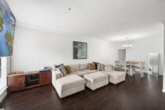 810 Augusta Dr in Houston, TX - Building Photo - Building Photo