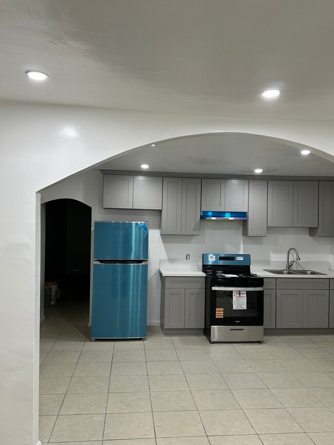 6321 Miles Ave in Huntington Park, CA - Building Photo - Building Photo