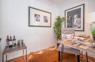 25648 Timpangos Dr in Calabasas, CA - Foto de edificio - Building Photo