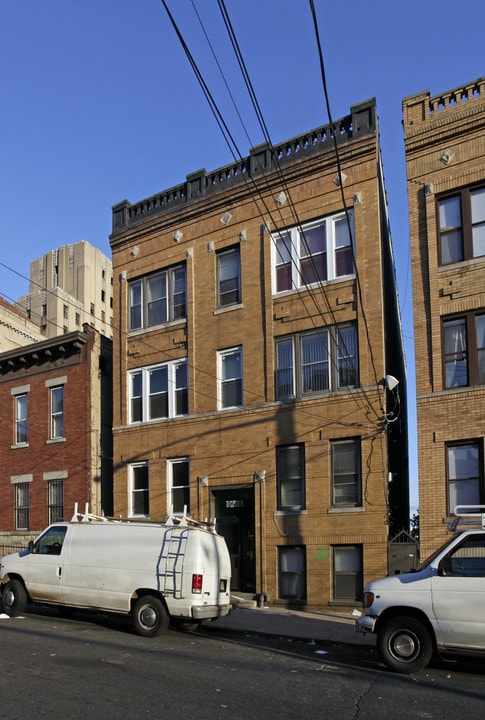 70 Clifton Pl in Jersey City, NJ - Building Photo