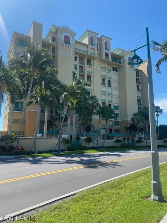 1079 Bald Eagle Dr in Marco Island, FL - Building Photo